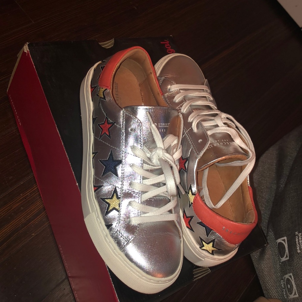 Sketchers stylish sneakers